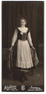 Fotografie Atelier Schleicher, Leipzig, Junge Frau Im Trachtenkleid Zum Fasching  - Personnes Anonymes