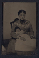 Fotografie Ferrotypie Junge Mutter Mit Ihrem Kleinkind Auf Dem Schoss, Wangen Sind Koloriert  - Anonymous Persons