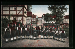 AK Junge Mädchen Posieren Im Ort In Hessischer Tracht  - Trachten
