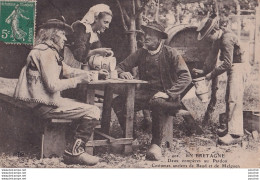 56) EN BRETAGNE - DEUX COMPERES AU PARDON - COSTUMES ANCIENS DE  BAUD ET DE MELGNEN - Baud