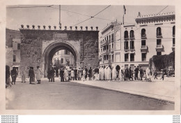 09- TUNIS (TUNISIE ) PORTE DE FRANCE ET CONSULAT BRITANNIQUE - ( ANIMEE - HABITANTS - OBLITERATION DE 1952 - 2 SCANS ) - Tunisie