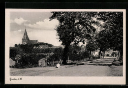 AK Gnoien I. M., Strassenpartie Mit Ortsblick Und Kirche  - Autres & Non Classés