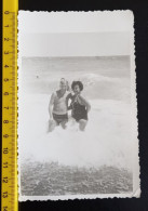 #17    Couple On Vacation - On The Beach In A Bathing Suit / Homme Femme En Vacances - Sur La Plage En Maillot De Bain - Anonieme Personen