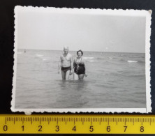 #17    Couple On Vacation - On The Beach In A Bathing Suit / Homme Femme En Vacances - Sur La Plage En Maillot De Bain - Anonyme Personen