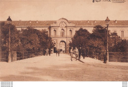 J13-34) MONTPELLIER - LA CITADELLE ENTREE PRINCIPALE - ( ANIMEE - HABITANTS - MILITAIRES  - 2 SCANS ) - Montpellier