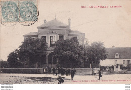 J8-77) LE CHATELET - LA MAIRIE - ( ANIMEE - HABITANTS - ECOLIERS ) - Le Chatelet En Brie