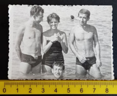 #17    Couple On Vacation - On The Beach In A Bathing Suit / Homme Femme En Vacances - Sur La Plage En Maillot De Bain - Anonyme Personen
