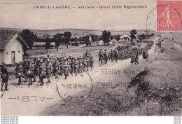 J22-12) CAMP DU LARZAC (AVEYRON)  INFANTERIE - GRAND DEFILE REGIMENTAIRE - La Cavalerie