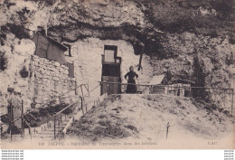 J22-76) DIEPPE - HABITATION DE TROGLODYTES DANS LES FALAISES - ( ANIMEE - HABITANTE - 2 SCANS ) - Dieppe