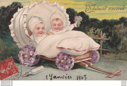 J19- CARTE GAUFREE - ENFANTS - BEBES - SOUHAITS SINCERES 1er JANVIER 1907 - LANDAU ROUES FLEURIES -JUMEAUX - ( 2 SCANS ) - Szenen & Landschaften