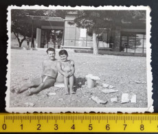 #17    Couple On Vacation - On The Beach In A Bathing Suit / Homme Femme En Vacances - Sur La Plage En Maillot De Bain - Anonymous Persons