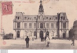 P16-86) POITIERS -  L ' HOTEL DE VILLE  - ( ANIMEE - HABITANTS ) - Poitiers