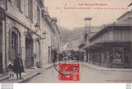 P1-65) BAGNERES DE BIGORRE - L ' HOTEL DE VILLE ET LA HALLE - ( ANIMEE - HABITANTS ) - Bagneres De Bigorre