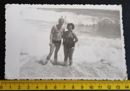 #17    Couple On Vacation - On The Beach In A Bathing Suit / Homme Femme En Vacances - Sur La Plage En Maillot De Bain - Personnes Anonymes