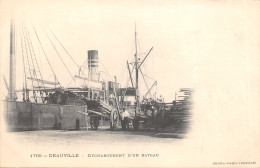 14-DEAUVILLE-DECHARGEMENT D UN BATEAU-N 6012-H/0299 - Deauville