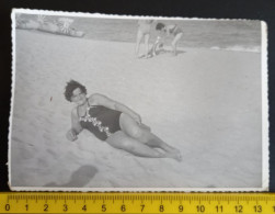 #17    Woman On Vacation - On The Beach In A Bathing Suit / Femme En Vacances - Sur La Plage En Maillot De Bain - Anonymous Persons