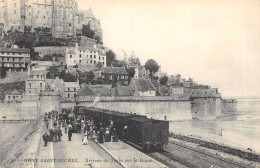 50-LE MONT SAINT MICHEL-ARRIVE DU TRAIN SUR LA DIGUE-N 6013-E/0223 - Le Mont Saint Michel