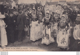 29) PARDON DE STE ANNE LA PALUE - VETUES DE LEURS PLUS BEAUX ATOURS LES FEMMES DU PAYS PORTENT LES BANNIERES ( 2 SCANS ) - Other & Unclassified