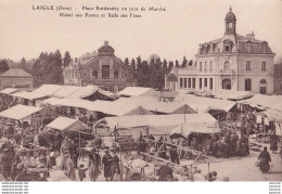 A7-61) LAIGLE (ORNE) PLACE BOISLANDRY UN JOUR DE MARCHE - HOTEL DES POSTES ET SALLE DES FETES - ( 2 SCANS ) - L'Aigle