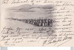 A31- ALGERIE - MILITARIA - ZOUAVES AUX MANOEUVRES   - ( EDIT. J. GEISER ALGER - 1903 - 2 SCANS ) - Szenen