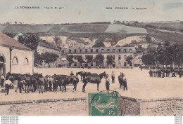 A29-27) EVREUX - LE QUARTIER  - ( CASERNE DE CAVALERIE  - MILITAIRES AVEC CHEVAUX - COLORISEE ) - Evreux