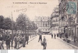 A25-92) LEVALLOIS PERRET - PLACE DE LA REPUBLIQUE - ( ANIMEE - HABITANTS ) - Levallois Perret