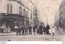 A24-92) LEVALLOIS PERRET - LA RUE VALLIER ET LA RUE CARNOT ( GAUCHE )   - ( TRES ANIMEE - HABITANTS - 2 SCANS )) - Levallois Perret