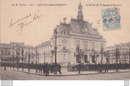 A25-92) LEVALLOIS PERRET - L ' HOTEL DE VILLE ET LE SQUARE  - ( ANIMEE - HABITANTS ) - Levallois Perret