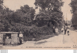 A22-94) FONTENAY SOUS BOIS - LA FONTAINE ET LA RUE DES CARREAUX    - ( ANIMEE - HABITANTS -   2 SCANS ) - Fontenay Sous Bois