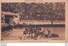 O11-30) NIMES - ARENES - CORRIDA - L'ARRASTRE ENTRAINE LE TORO MORT HORS DES ARENES (TAUROMACHIE - BEDOUIN - 2 SCANS ) - Nîmes