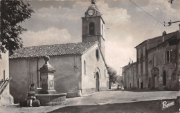 04-GREOUX LES BAINS-LA PLACE ET L EGLISE-N T6017-E/0197 - Gréoux-les-Bains