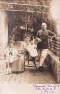 B1-34) CETTE - BELLEVUE  -  LE 08/10/1918 - CARTE PHOTO - FAMILLE AVEC ENFANTS ET MILITAIRE - ( 3 SCANS ) - Sete (Cette)