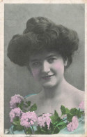 FANTAISIES - Femmes - Portrait D'une Femme Avec Des Fleurs - Carte Postale Ancienne - Femmes