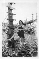 Photographie Photo Amateur Vintage Snapshot Bikini Maillot De Bain Plage Femme - Anonyme Personen