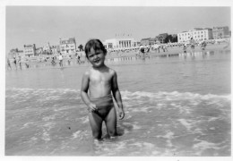 Photographie Photo Amateur Vintage Snapshot Enfant Fille Maillot De Bain Plage - Anonyme Personen