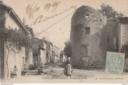 M14-86) COUHE VERAC (VIENNE)  LA RUE DU PAVIS - (ANIMEE - PERSONNAGES - HABITANTS - VILLAGEOIS) - Couhe