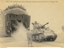 GUERRE - PHOTO SC 199797 FRENCH ARMY " SHERMAN " TANK LANDS From USS LST 517,2 AOUT 1944 - (2 SCANS) - Guerre 1939-45