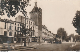  M2-47) VILLENEUVE SUR LOT - LA PORTE DE PARIS ET LA PLACE - 2 SCANS) - Villeneuve Sur Lot