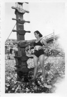 Photographie Photo Amateur Vintage Snapshot Maillot De Bain Bikini Femme  - Personnes Anonymes