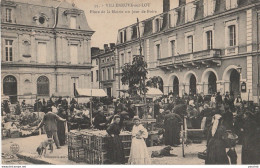 N23- 47) VILLENEUVE SUR LOT - PLACE DE LA MAIRIE UN JOUR DE FOIRE - (TRES ANIMEE - 2 SCANS) - Villeneuve Sur Lot