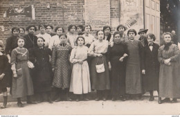 N21- CARTE PHOTO - GROUPE DE FEMMES DEVANT UNE INSTITUTION - USINE ? -  (2 SCANS) - A Identifier