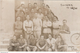 N20-12) CAMP DU LARZAC - AVEYRON - CARTE PHOTO - SOUVENIR DU 21 JUILLET 1941 - UN GROUPE  MILITAIRES  - 2 SCANS) - La Cavalerie