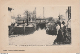 47) CASTELJALOUX LES BAINS - CHUTE DU MOULIN DE LANNES - (COUPLE DE VILLAGEOIS SUR LA BERGE - 2 SCANS) - Casteljaloux