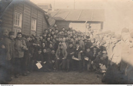 LAGER PUCHHEIM - CAMP DE PRISONNIERS EN ALLEMAGNE - CARTE PHOTO 15/12/15 - PRISONNIERS AVEC ALBUM DE CARTES POSTALES - War 1914-18