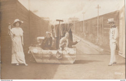CAMP DE PRISONNIERS MUNSTER (ALLEMAGNE) CARTE PHOTO AUSTALT - REVUE  EN AVANT! CIEL LA GAITE - LES DEMENAGEURS (2 SCANS) - War 1914-18