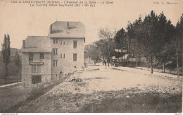 26) LUS LA CROIX  HAUTE (DROME) L' AVENUE DE LA GARE - LA GARE - LE TOURING HOTEL RAYMOND - (2 SCANS) - Sonstige & Ohne Zuordnung