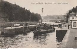 29) MORLAIX - LES ECLUSE (ECLUSES)  SORTIE D UN TORPILLEUR - BATEAU DE GUERRE   - (2 SCANS) - Morlaix