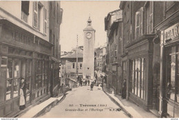 01) TREVOUX (AIN) GRANDE RUE ET L ' HORLOGE - (ANIMEE - COMMERCES - 2 SCANS - Trévoux