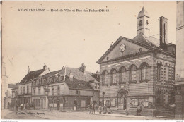 51) AY - CHAMPAGNE (MARNE)  HOTEL DE VILLE ET RUE DES POILUS 1914/18 - (ANIMEE - HABITANTS - 2 SCANS) - Ay En Champagne