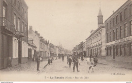 09-59) LA BASSE (NORD)  RUE DE LILLE- (ANIMEE - ENFANTS - HABITANTS - CHASSEUR AVEC FUSIL ET CHIEN - 2 SCANS) - Autres & Non Classés